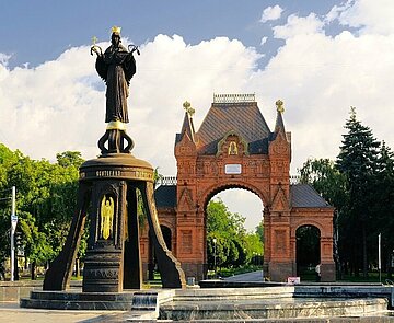 Triumphbogen in Krasnodar, davor eine Statue